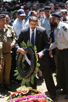 Amb. Shapiro laying a wreath at funeral